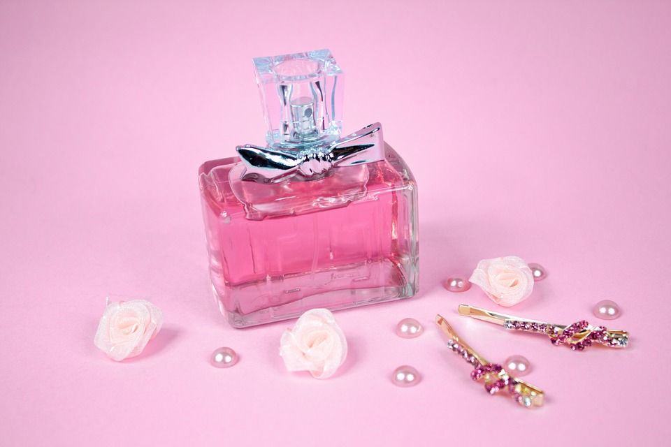 Cómo elegir y aplicar el perfume para crear una sensación de lujo 