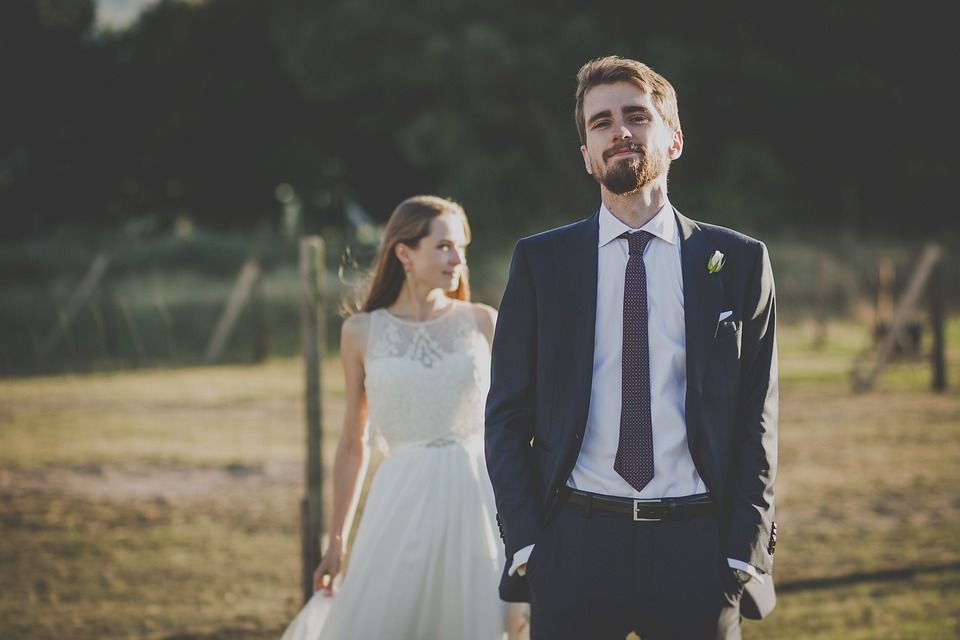 Cómo vestir en boda civil para ser el ¡invitado perfecto!