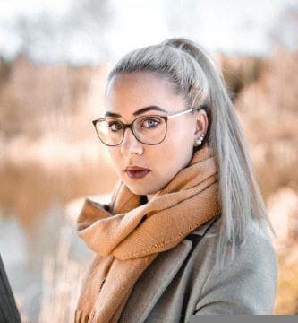 CHICAS QUE UTILIZAN LENTES